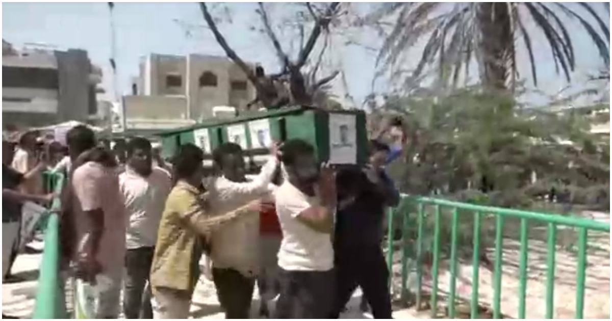 ইয়েমেনে অ্যামেরিকার হামলায় নিহত ব্যক্তিদের মরদেহবাহী খাটিয়া কাঁধে নিয়ে যাচ্ছেন স্থানীয়রা। ছবি: রয়টার্স/সিজিটিএন